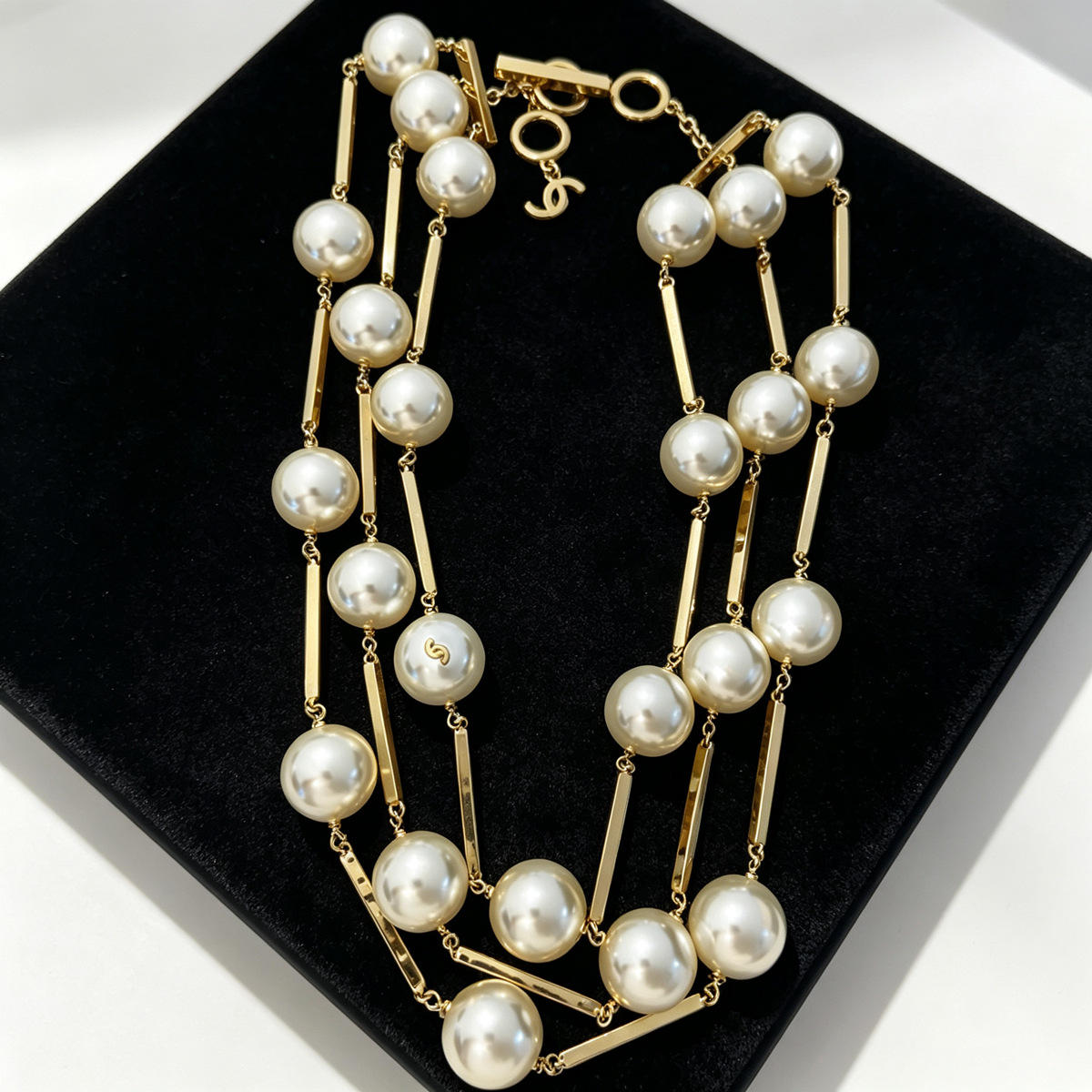 2026 Vintage Three Layers Big White Pearl Necklace with Gold Metal Bar Classic OT Buckle Long Sweater Chain Luxury Lady Wedding Banquet Costume Neck