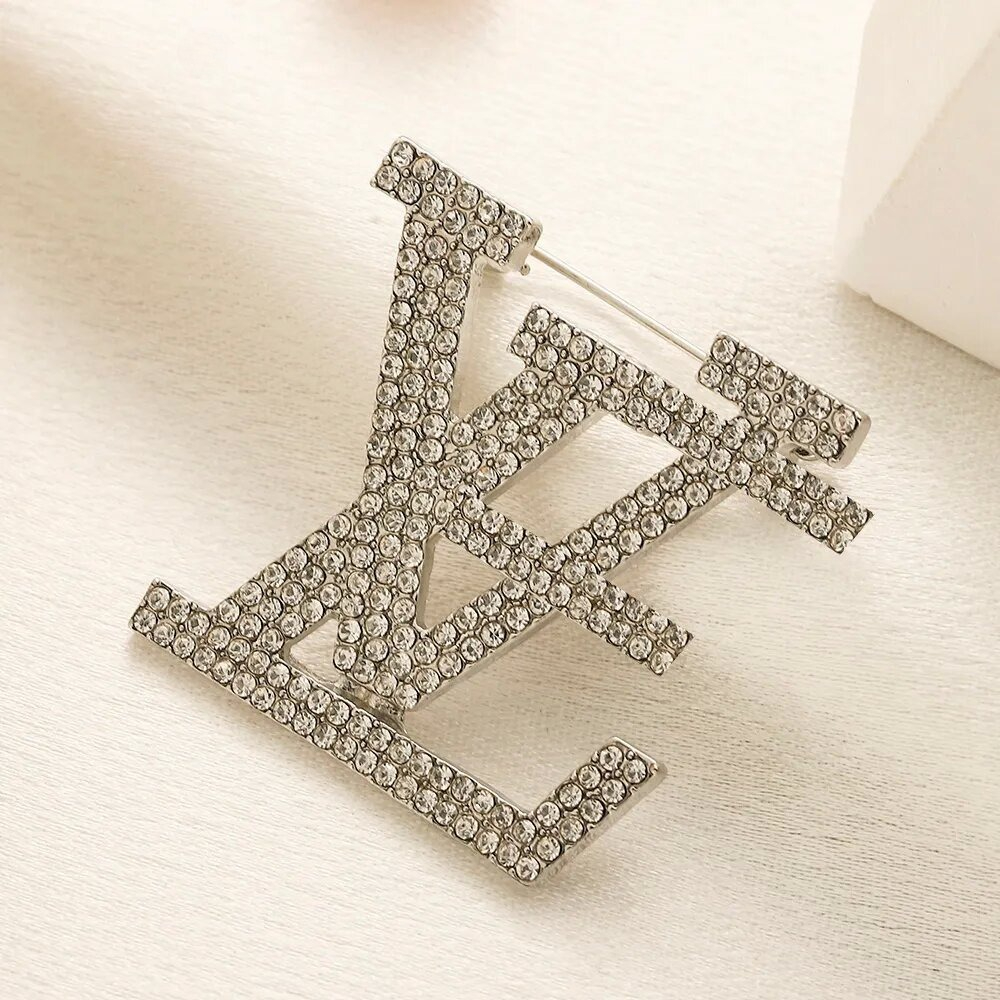 Luxury Designer Brooch Inlay Pearl Crystal Rhinestone Jewelry Women and Men Metal Letter Brooch Pin Party Gifts