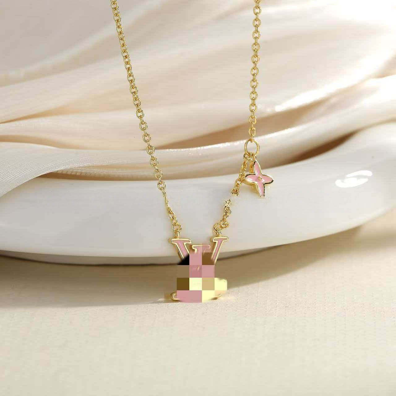 TOP Designer or pour femmes pendentif mode L diamant colliers polyvalent brillant délicat charme cou en acier inoxydable bijoux cadeau de luxe