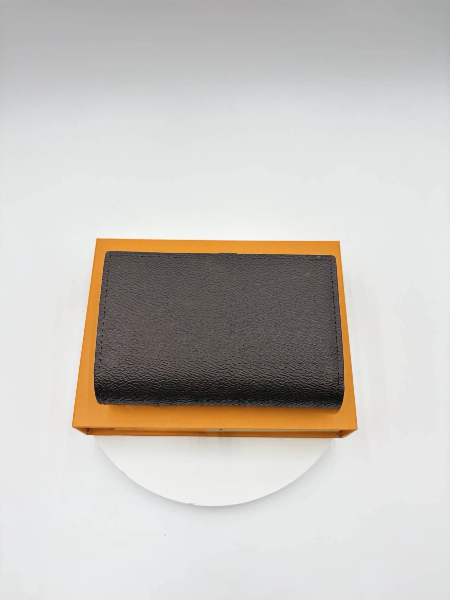 Ce sac de créateur est un portefeuille combinant plusieurs styles en toile, adapté pour transporter des cartes de crédit, des factures papier et