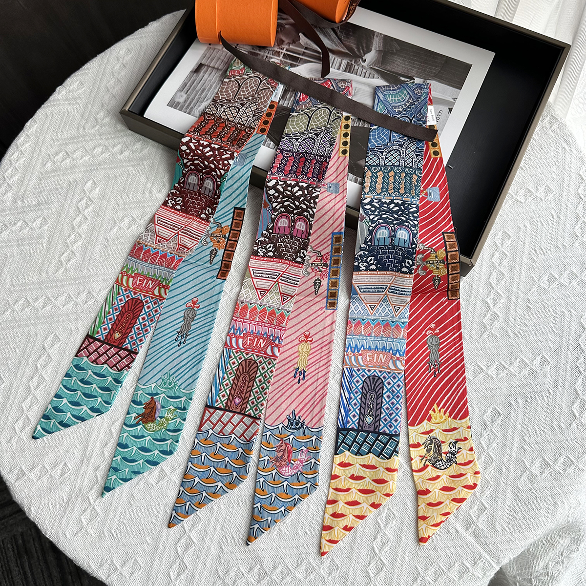 The new 100% silk scarf is suitable for all seasons. It is an elegant summer scarf as well as a small neck scarf, and is adorned with a French vi
