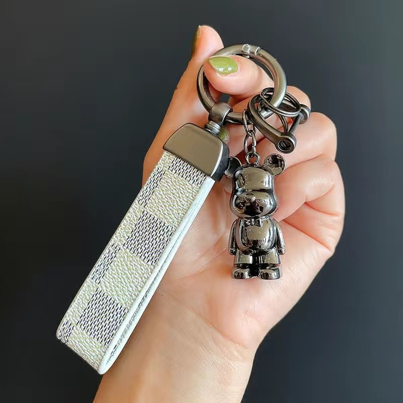 Keychain Designer Men Women Metal Bear Key Ring Vintage Print Leather Strap Keychain Fashion Car Key Handbag Bag Pendant Black White No Gift Box