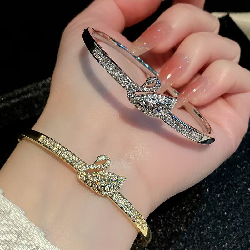 Bracelet for Women Designer Luxury 2026 Hot-Selling Four-Leaf Clover Bracelet Micro-Inlaid Zircon Pink Mother-of-Pearl New Sweet Elegant Niche Desig
