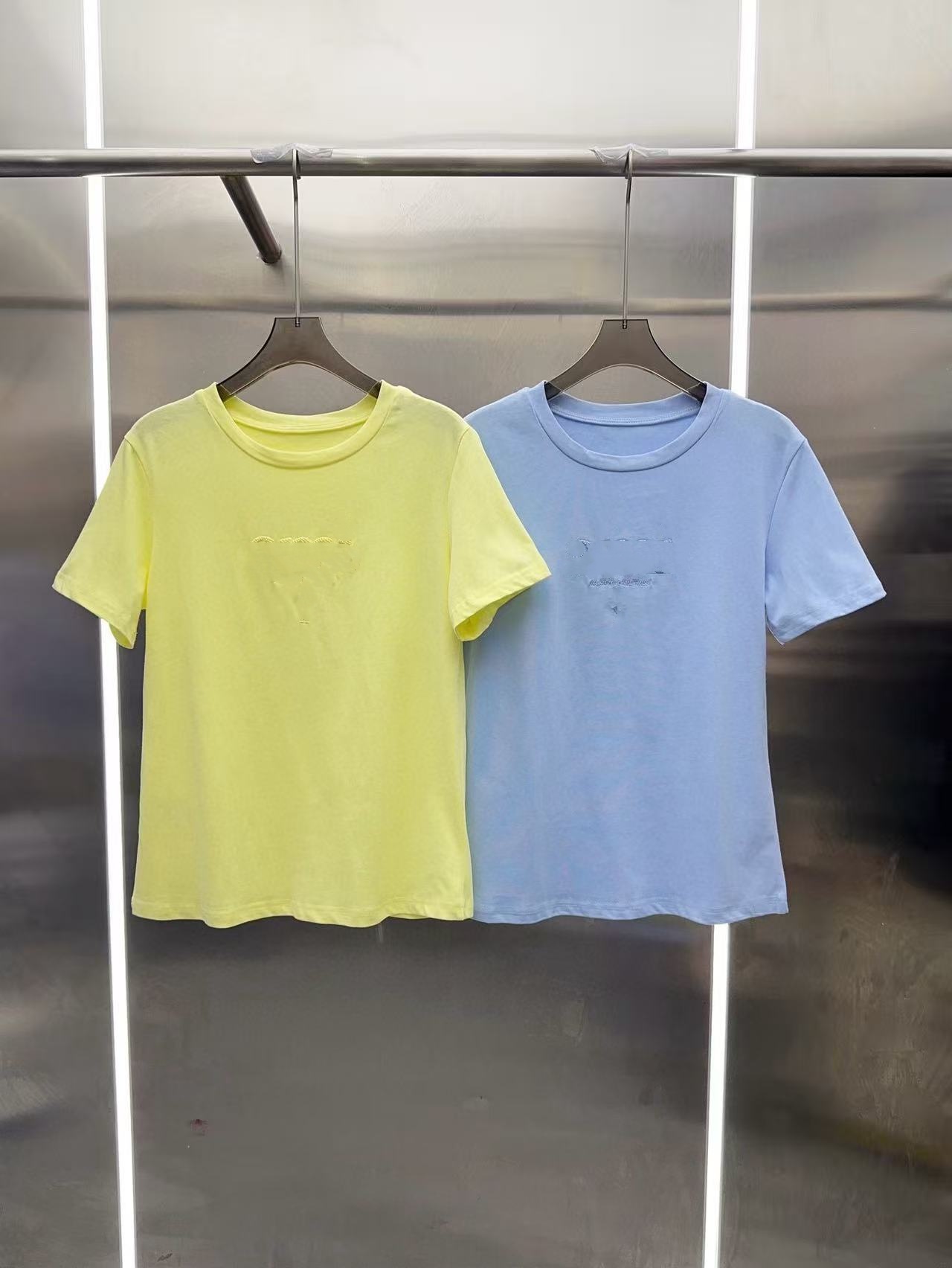 A breathable, comfortable, stylish, and classic T-shirt, rhinestone letter micro logo T-shirt
