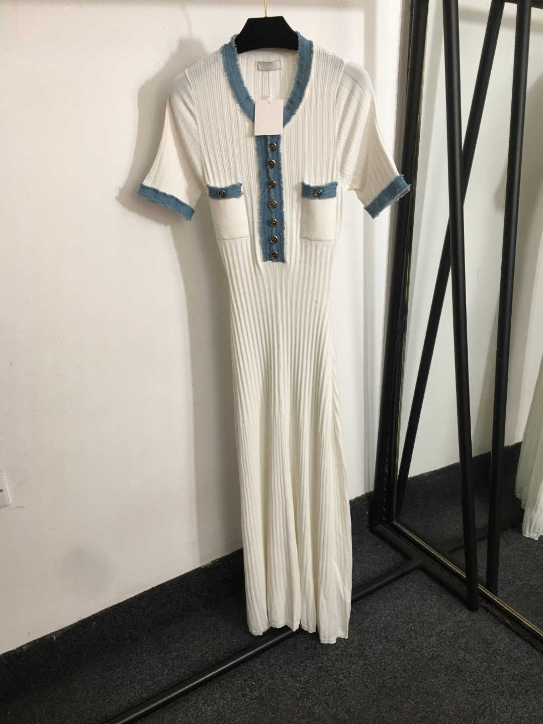 Sandro Designer Dress Womens Diamond Short Sleeve Knit Dresses Luxurious Button Lapel Waist Cinched Fashion Party 2026 Spring French Fragrant Women