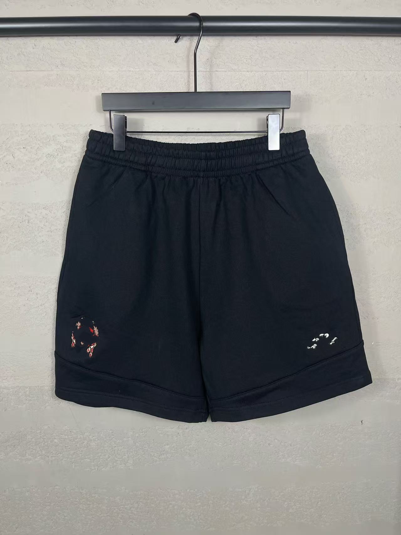 B Short épissé multi-panneaux brodé version haut de gamme, pantalon unisexe classique à la mode