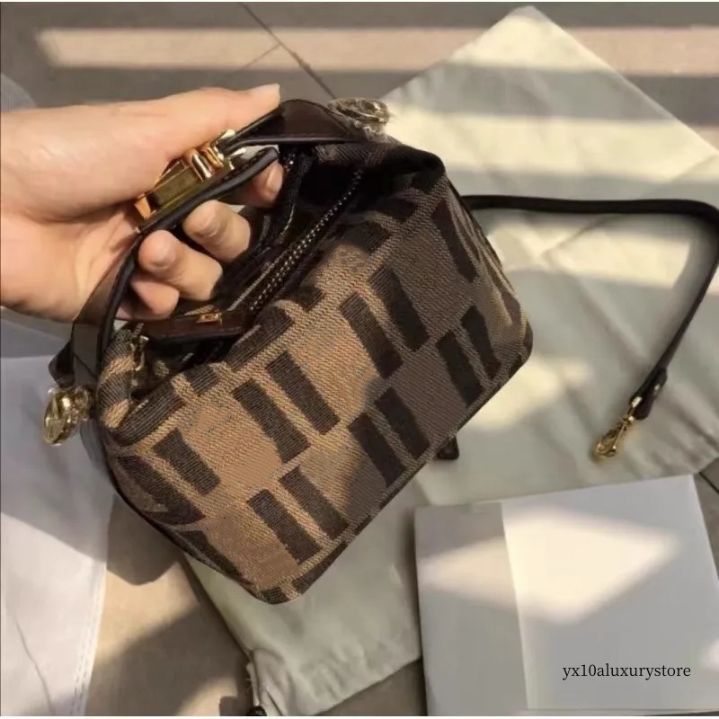 2025 Designer Mini Bag Women's Luxurious Letterbox Lunchbox Bag Fashionable Women's Handbag for Daily Commuting Pillow Bag
