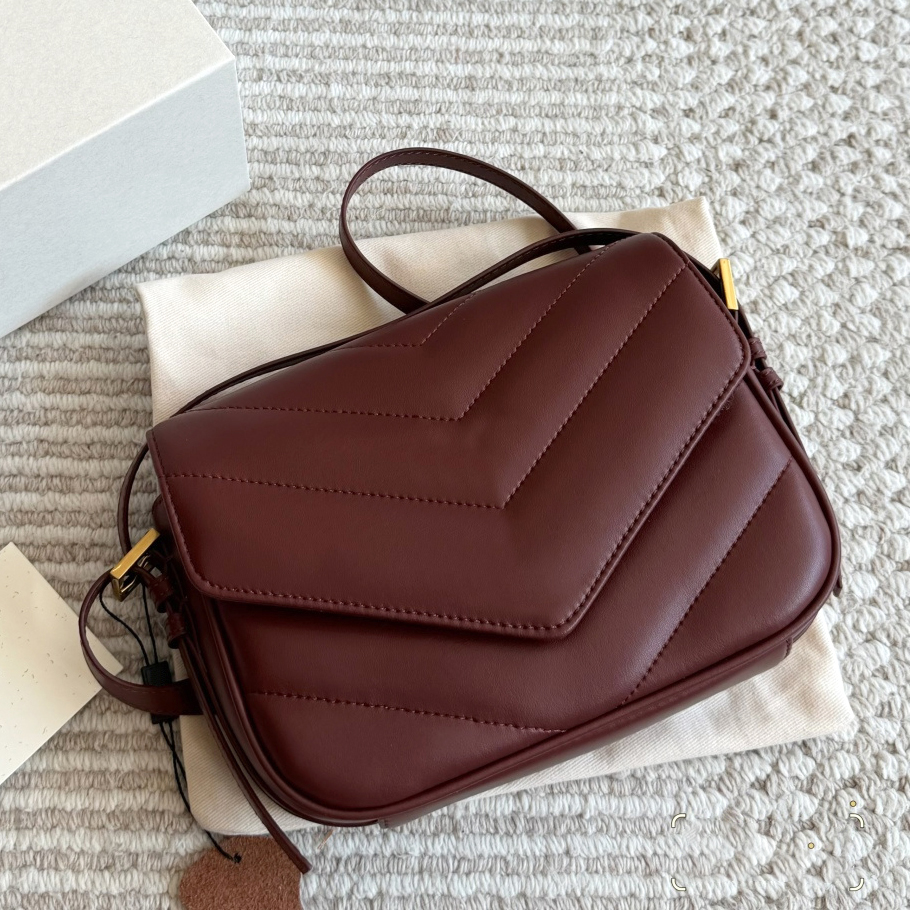 Quilted V-Stitch Leather Messenger Bag Designer Camera bag Women Luxury Envelope Flap Shoulder bag Crossbody bag for Daily Commute Leather Mini Pouc