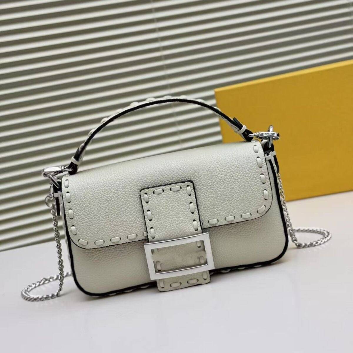 New style casual versatile fashionable designer bagr crossbody handbag with cloud-patterned chain strap and underarm bag.