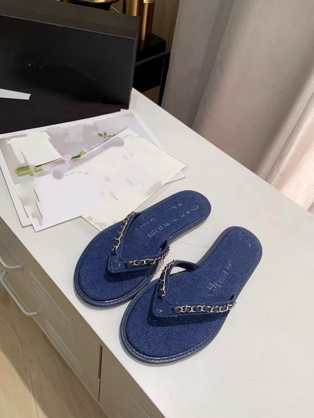 C Printemps Nouvelle chaîne tongs, chaussures décontractées en peau de vache importées, chaussures de plage