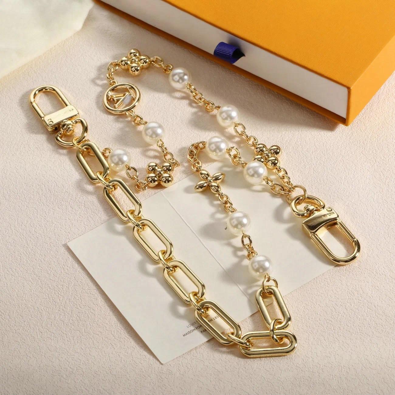 Luxury fashion Key Designer V VScript Chain Keychain Pattern Car Keychains Bag Charm Hanging Decoration Pendant women Christmas gift