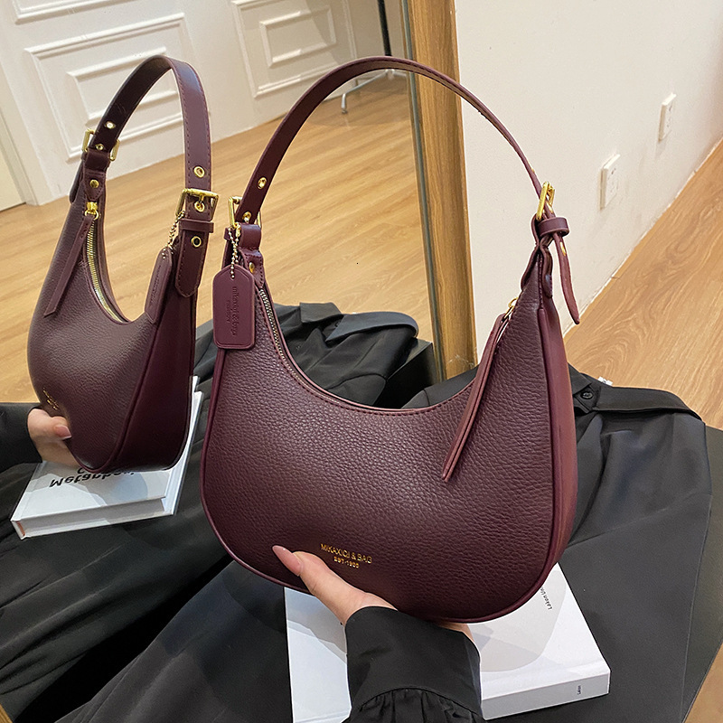 French baguette underarm women's niche design, 2026 new model, crescent saddle soft leather handbag, shoulder bag, Nanfeng bag daily outfit
