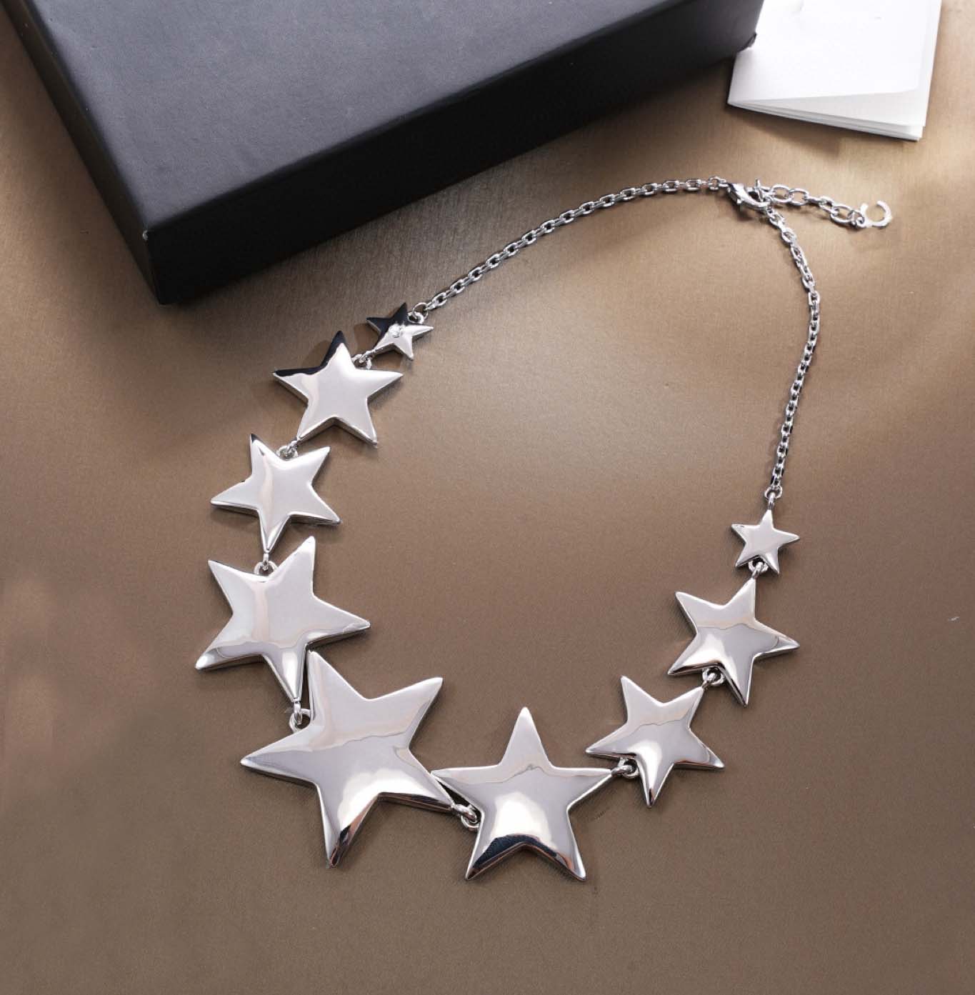 2026 Collier pendentif ras de cou à breloque de qualité de luxe avec 9 pièces en forme d'étoile et petite boucle d'oreille de grande taille en pl
