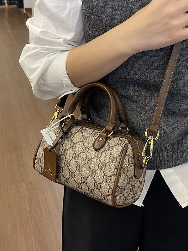 new Free Shipping luxury bag A fashionable handbag women a simple commuting bag Must-have