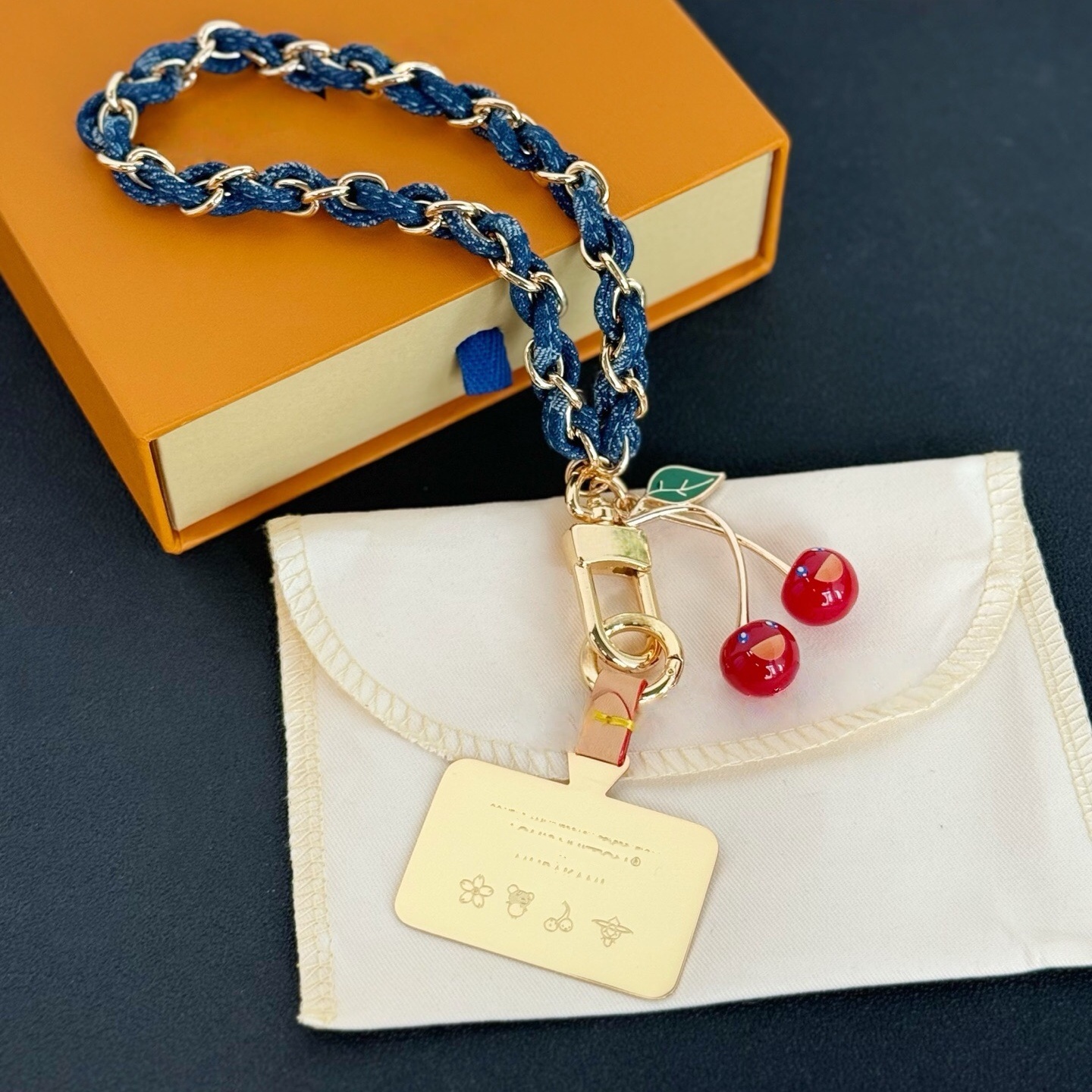 Keychains Lanyards Designer Keychains Luxury Car Keyring Zinc Alloy Letter Bag Charm Unisex Gold Black Metal Key Chains Jewelry Brightly Colored Key