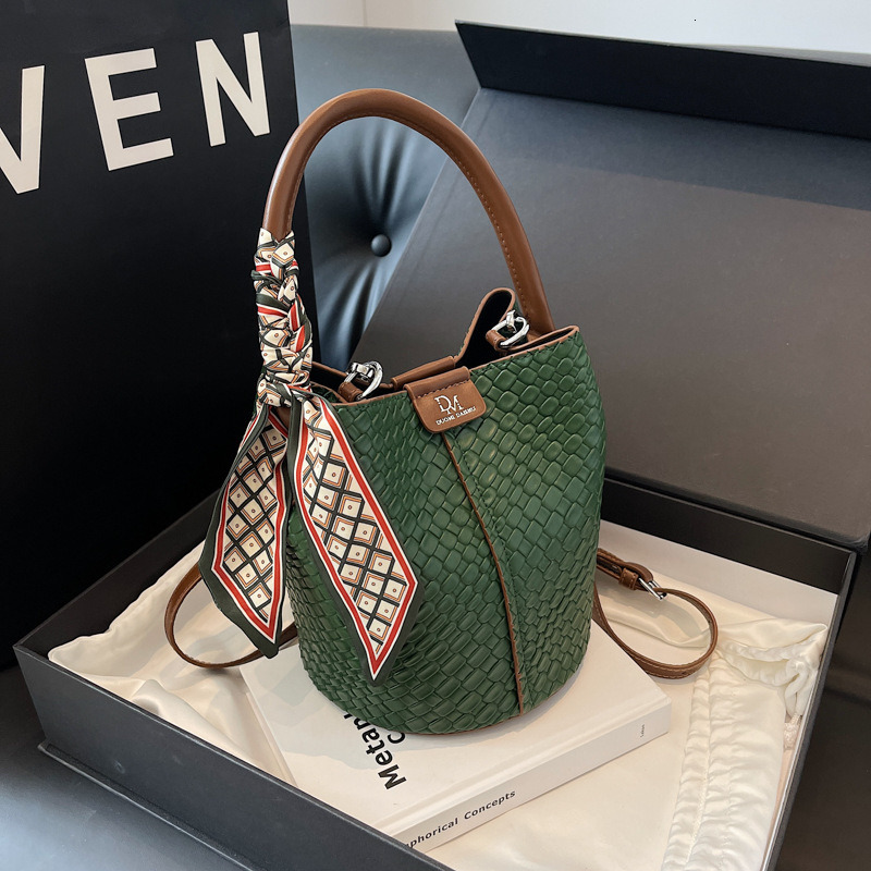 Retro popular handbag for women in spring and summer 2026 fashionable and simple hand-held shoulder bag casual diagonal cross bucket women's ba