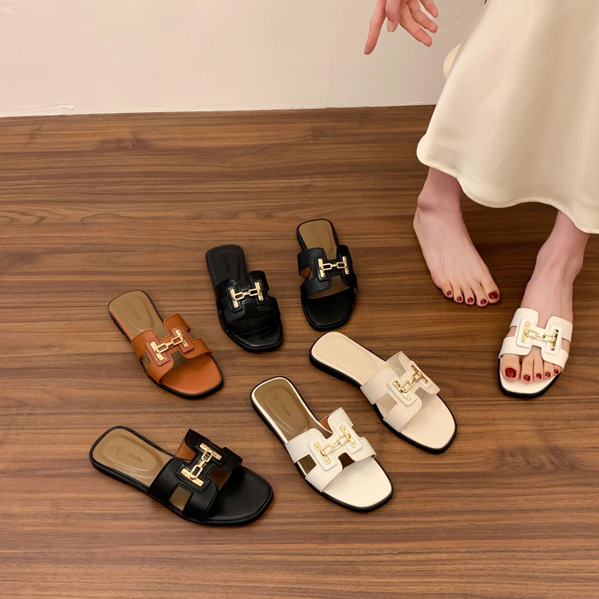Hot nouvelles chaussures de créateur livraison gratuite pour sandales plates pour femmes noir marron blanc À la mode et polyvalente Porter des sa