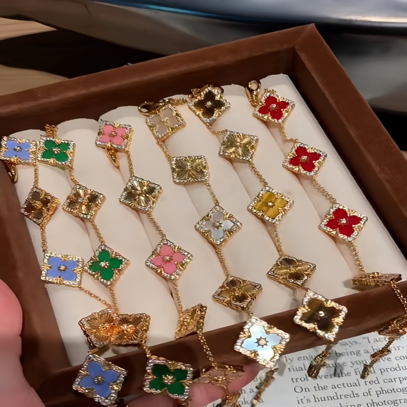 A light luxury double-sided four-leaf clover bracelet with 18K gold plating and anti-color fading, a versatile daily commuting accessory