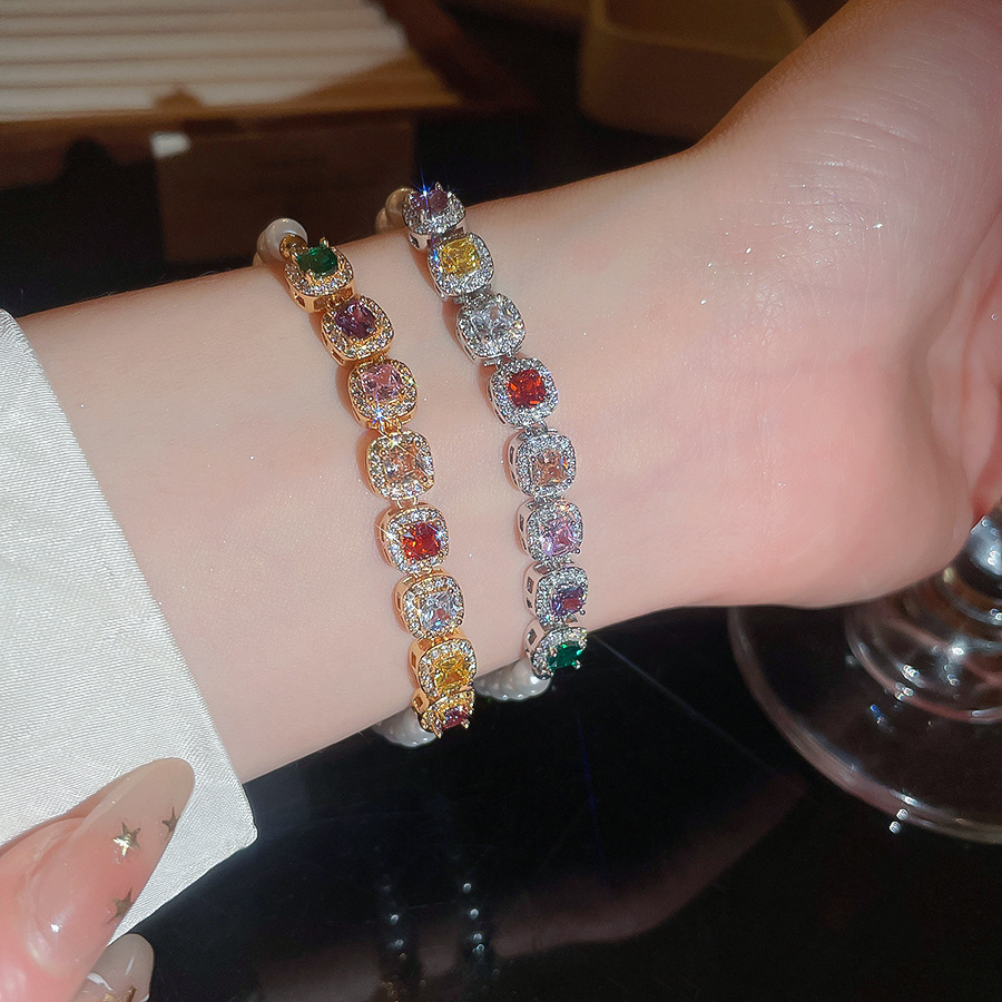 Bracelet de perles en forme de petit cube avec pierres précieuses colorées étincelantes, artisanat exquis, luxe léger, sensation haut de gamme, b