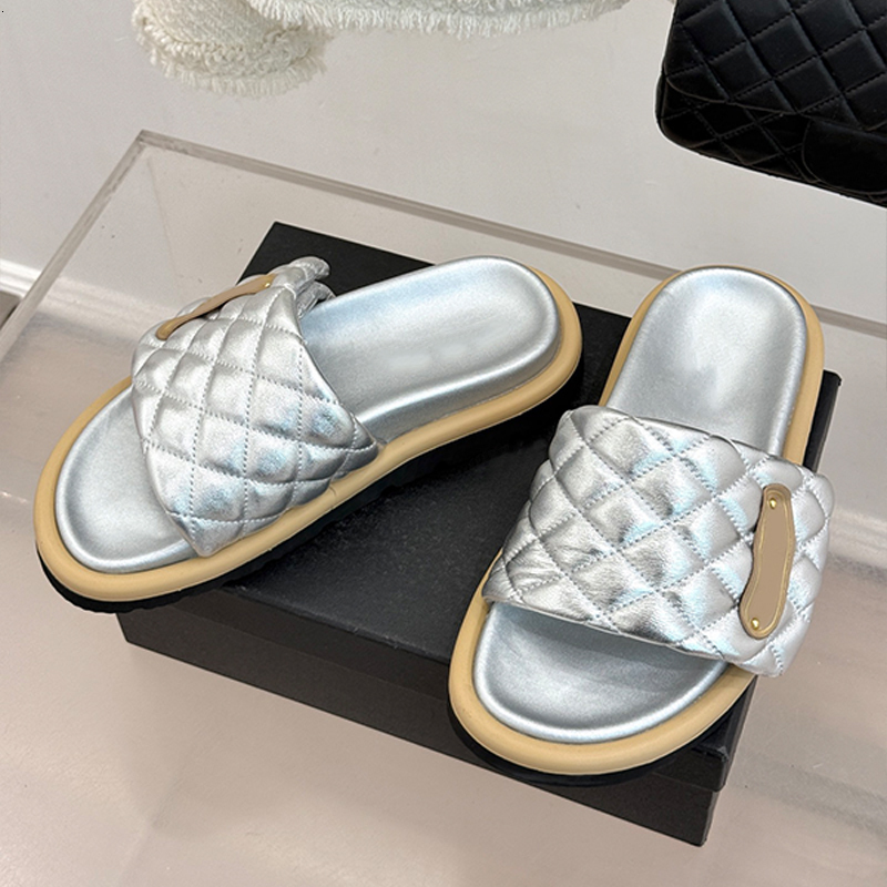 Classic Silver Brands Sandales matelassées Mules NOUVEAU Pantoufles à pain Femmes Pantoufles d'été en cuir Lettre Logo Diapositives de mode Style