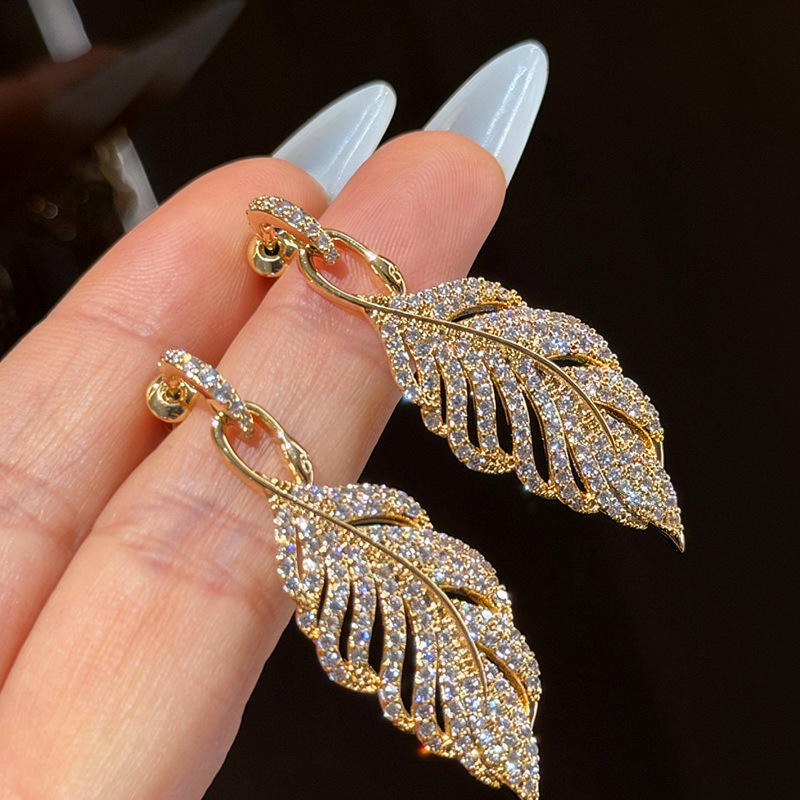 Plume luxueuse vintage avec diamants, nouvelles boucles d'oreilles artistiques exagérées à texture métallique vive et exquise