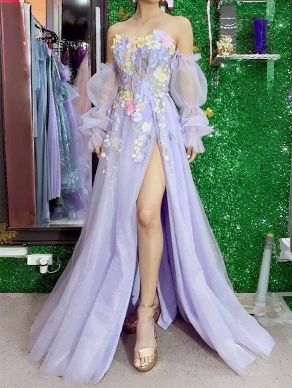 Robe de soirée moderne vintage à épaules dénudées avec appliques florales violet lavande, manches bouffantes, décolleté en cœur, robe trapèze en