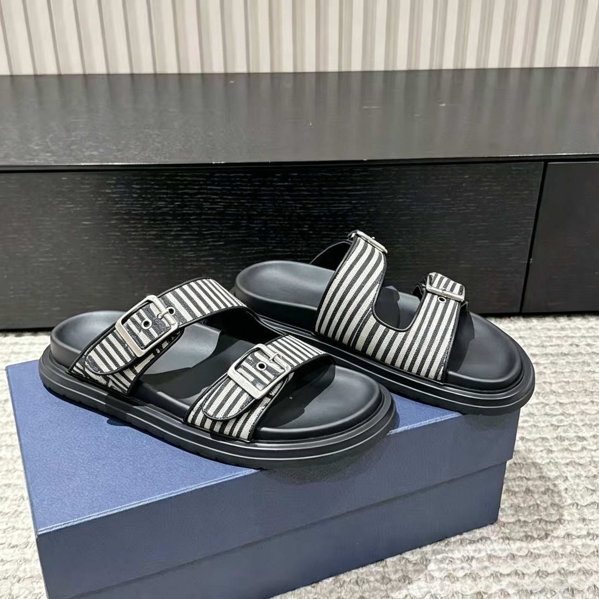 Designer Slippers sandals Men and Women brown slides Genuine Leather Casual Shoe summer beach gladiator Mules hasp Woman top quality Flat Slide Desi