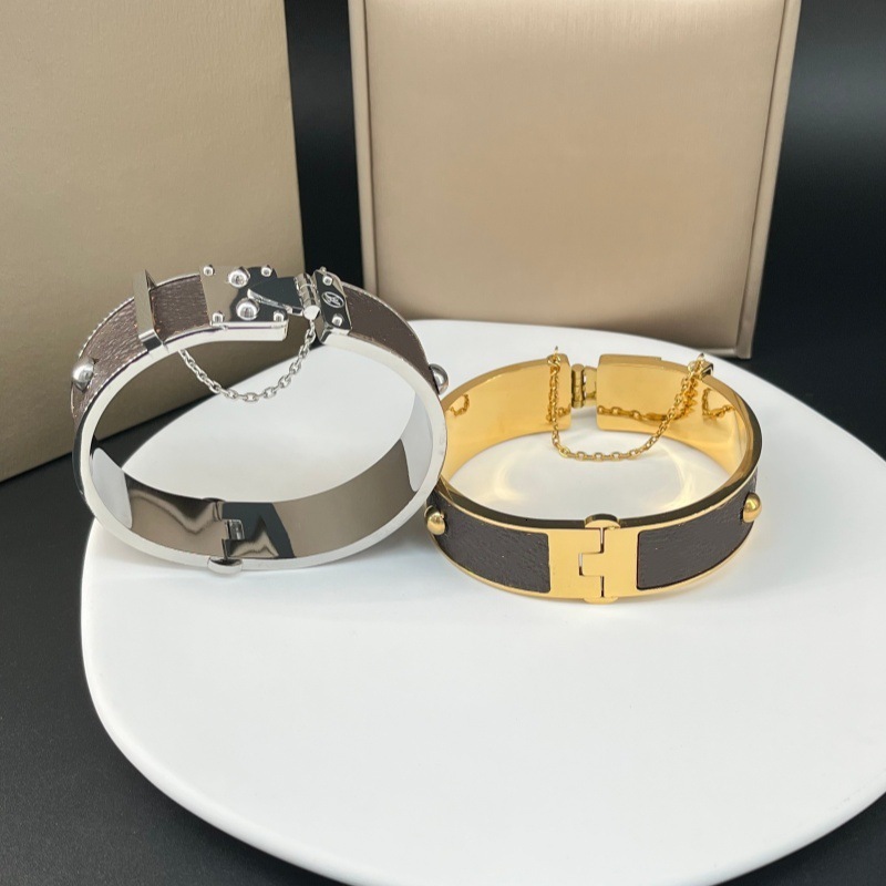 Designer Lousi tile Light Luxury Elegant Ins Style Niche Design Letter Bracelet