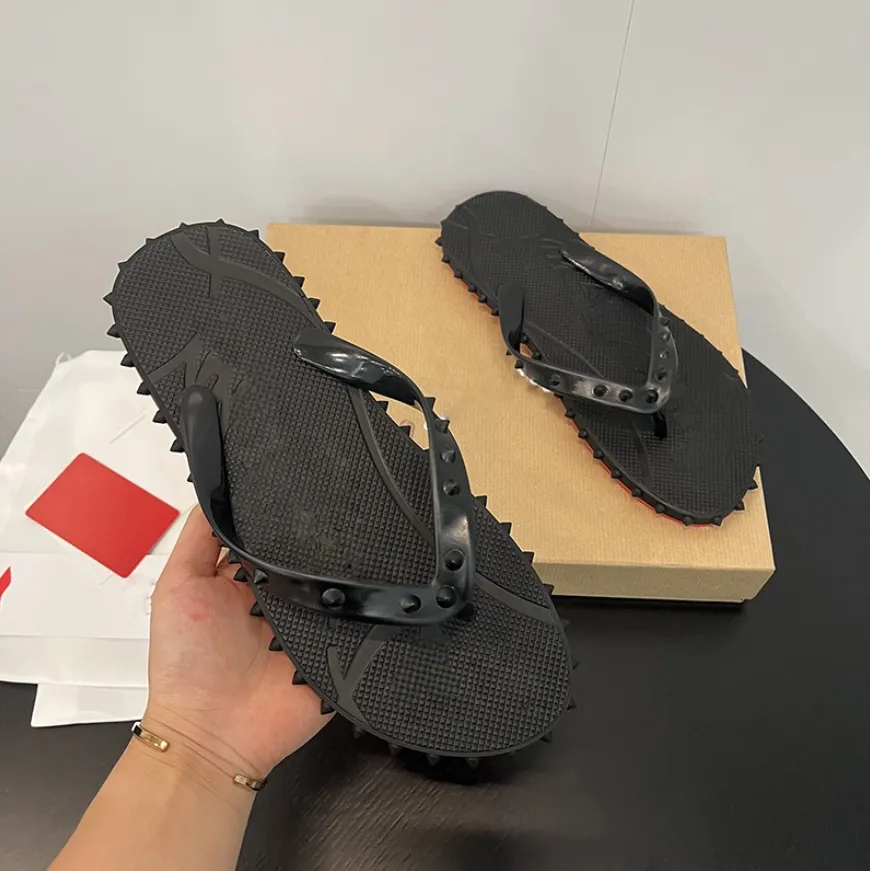 Luxury Designer Flip Flops For Men Women Red Rivets Decoration Leather Slippers Fashion Flat Beach Sandals Summer Outdoor Casual Sneaker-Style Shoes