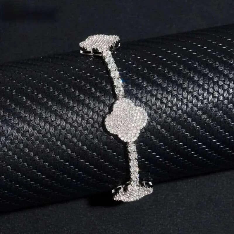 Stylish New Arrival Fashion Femme Design Sier VVS Moissanite Dia Iced Out Four Leaf Clover Tennis Chain Bracelet Free delivery aaa