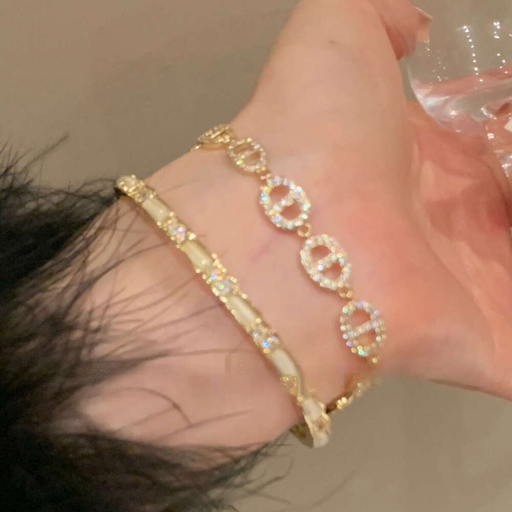Bracelet Sparkling Diamond Trapezoidal Opening Bracelet Gold Style Light Luxury High Grade Exquisite Fashion Style Waterproof Hand Accessories Whole