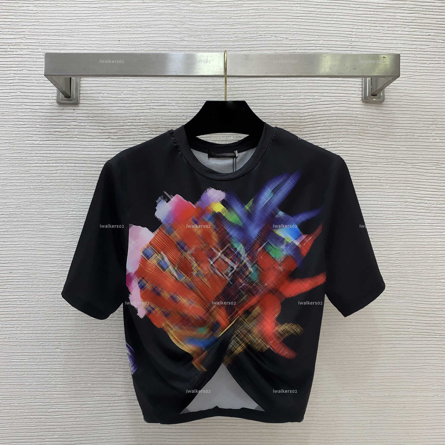 Classics Haut à col ras du cou pour femme. Les vêtements de marque d'été à manches courtes pour femmes conçoivent un T-shirt court avec un nombri
