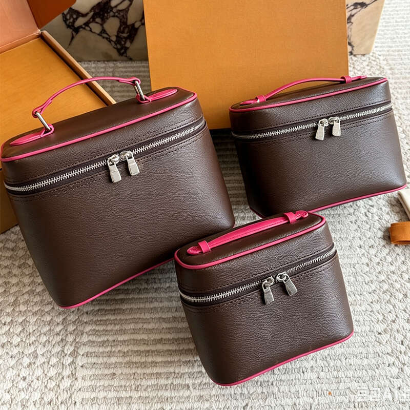 Designer Makeup Bag Large Capacity Retro Handheld Storage Box Durable Luxury Toilet Bag Womens Crossbody Bag Nice Beauty Cosmetic Pouch Fuchsia