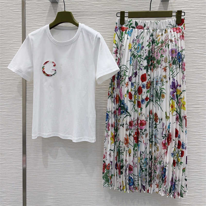 Women Two Piece Dress Luxury Skirts Sets Colorful Floral Letter Print Short-sleeved T-shirt Tops And High-waist Skirt Summer Designer Womens Clothes