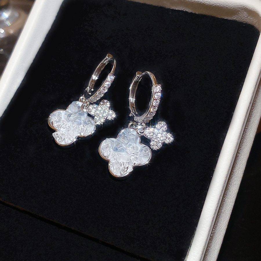 Four-leaf clover unique niche light luxury, high-end, elegant and stylish earrings, 2026 new popular model, wholesale-image-1103541403