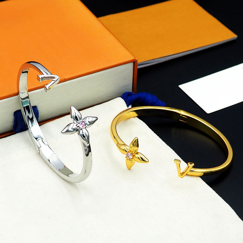 Designer Lousi New V Letter Four-Leaf Flower Pink Diamond Open Bracelet Fashionable Womens Versatile Single