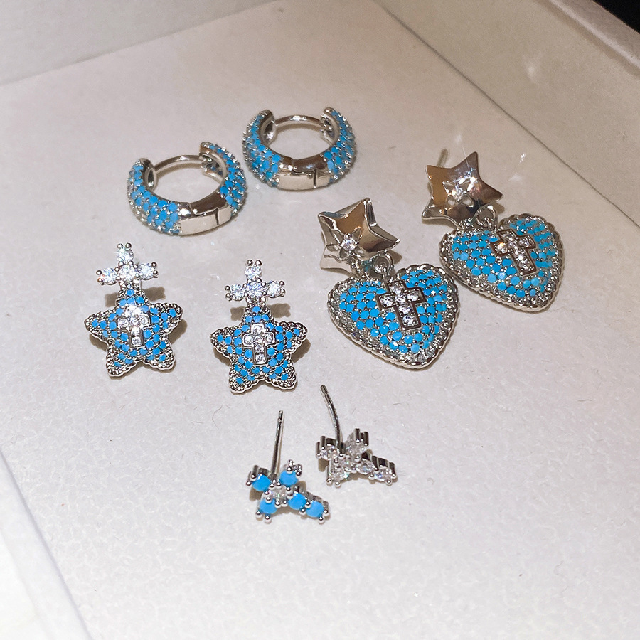Nouvelles boucles d'oreilles mode au look haut de gamme et minimaliste, fermoirs d'oreilles super brillants en bleu turquoise, motif croix vintag
