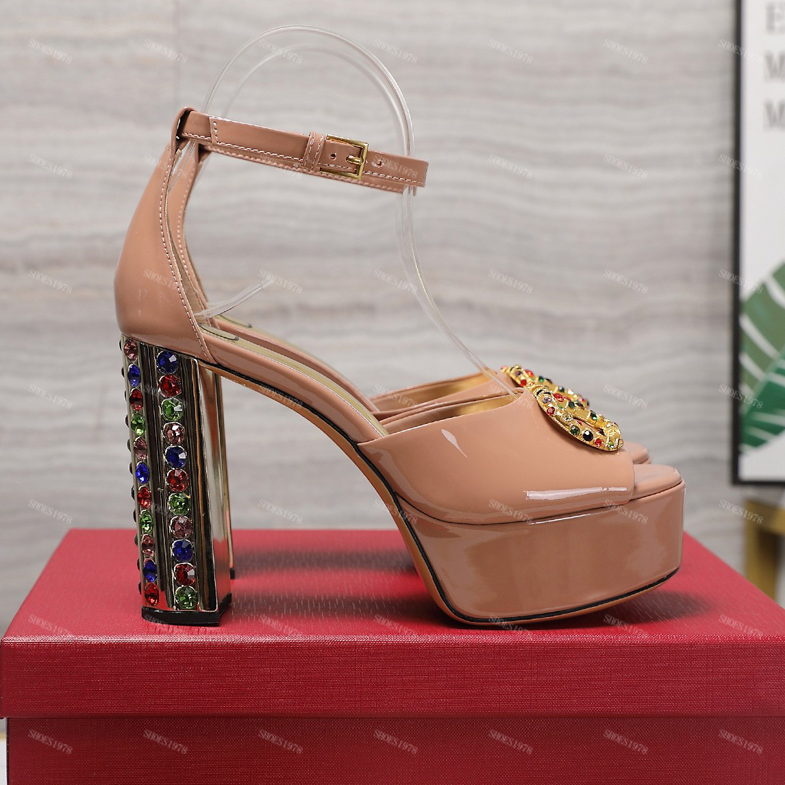 Cover Sandales à talons Chaussures de créateurs pour femmes Classiques Boucle en strass Chaussure à talons épais de qualité supérieure Cuir verni