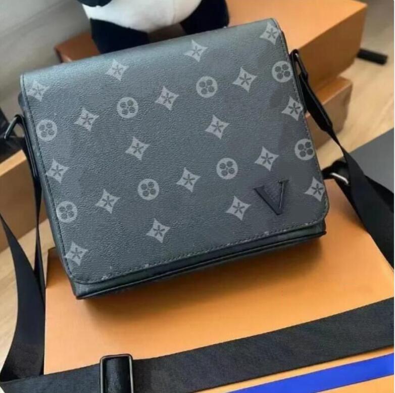 2026 New TOP Handbags Women Men Leather TRIO Messenger Bags Shoulder Make up Bag Designer Handbag Tote Man's bag Fashion black