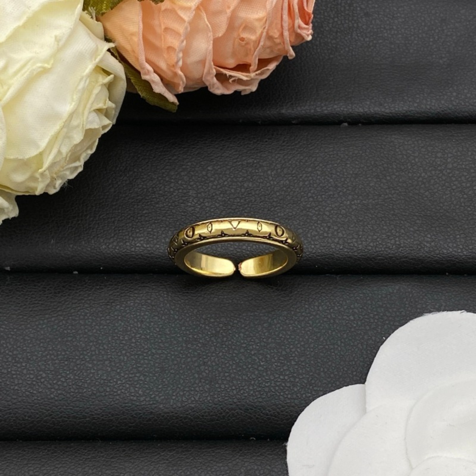 Exquisite Gold-Plated and Silver Plated Designer Rings with an Open Mouth, Engraved Geometric Patterns on the Surface, Suitable for Giving Ideal Gif