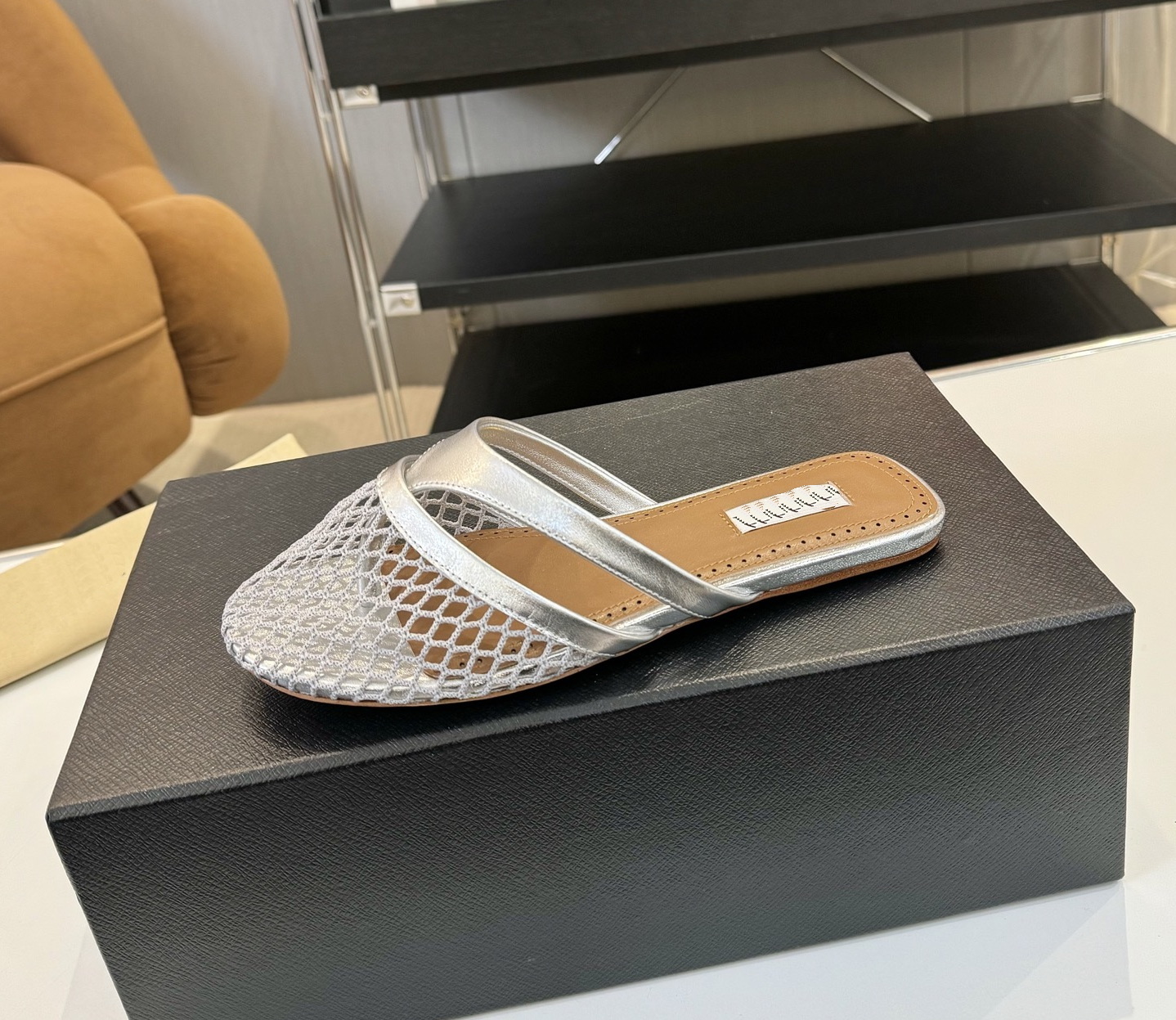 Designer Women Dress Shoes Luxury Summer New Fashion Women's Black wrapper Toe Flip-Flops Round Toe Flat Mesh Hollow Design Wearing Leather Lad