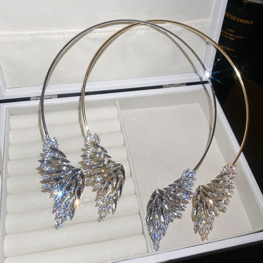 Metallic diamond-encrusted wings, exquisite fashionable with a unique design, elegant and luxurious high-end necklace wholesale-image-1104047767