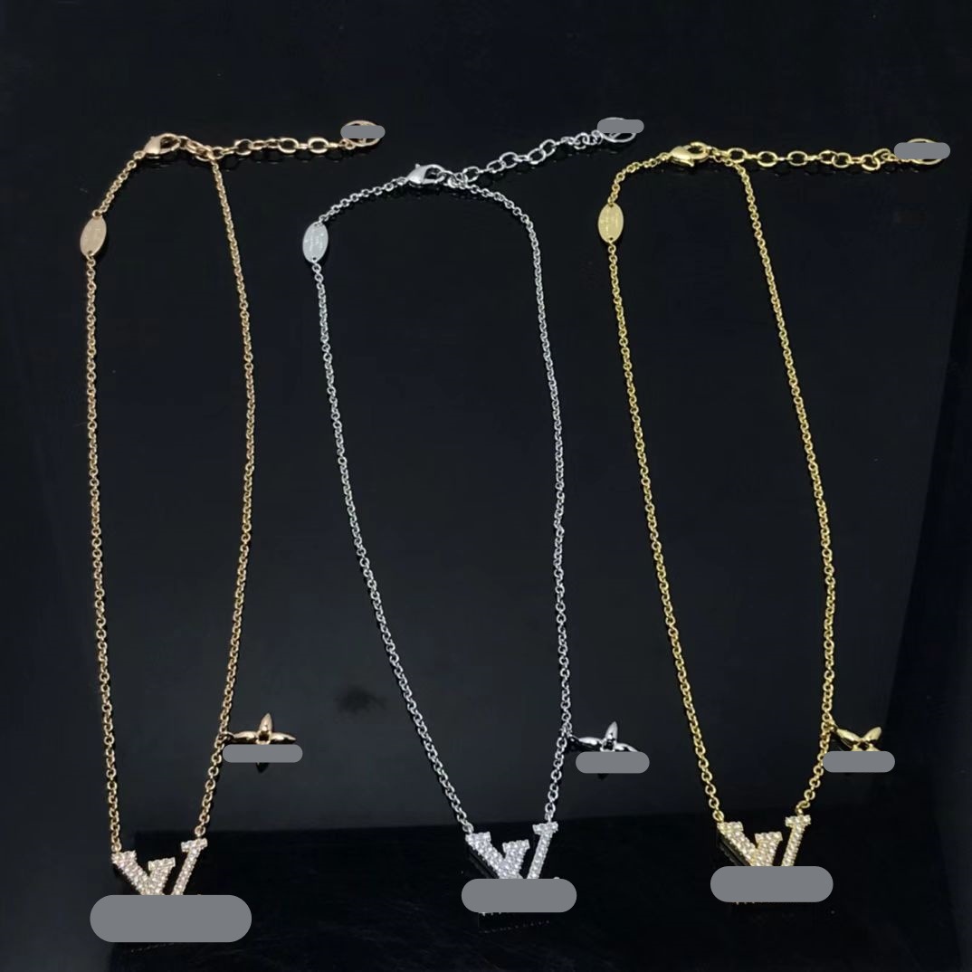 Pendant Necklaces Designer Luxury Letter necklace women Full Diamond necklace Gold plated 18K Fashion Casual Pendant Necklaces Clover flower Stainle
