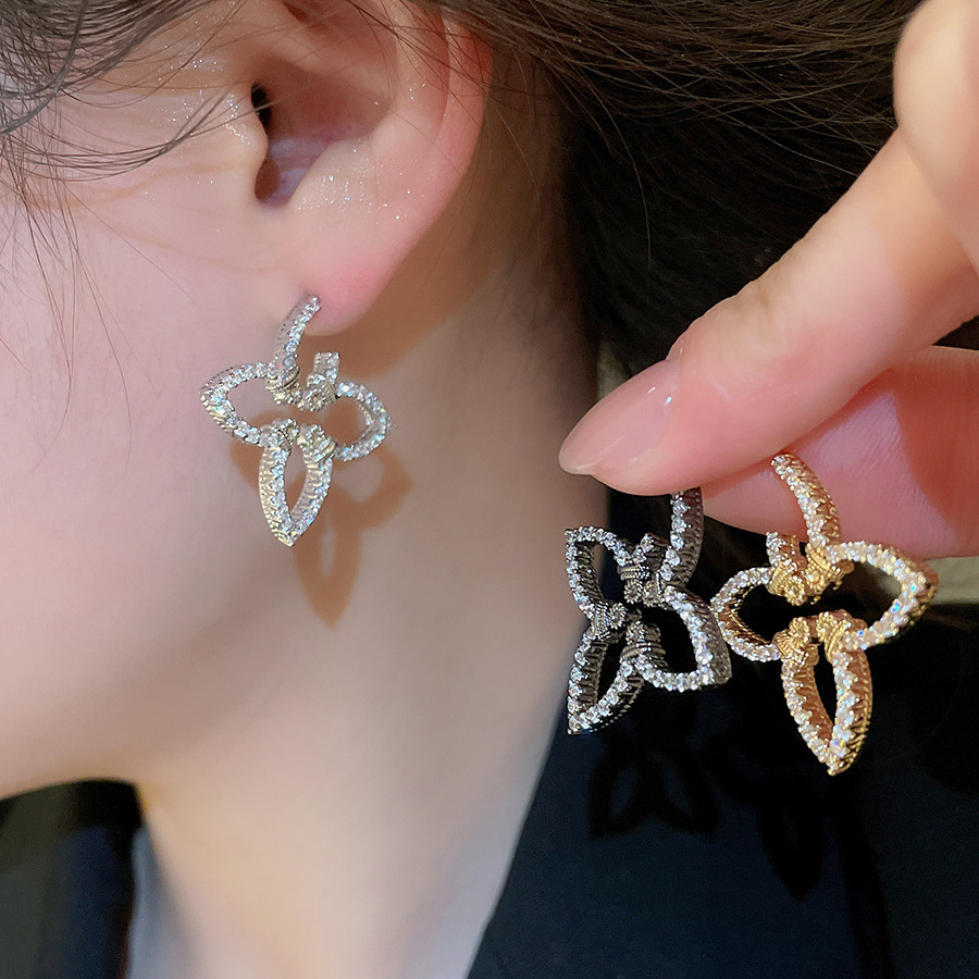 Bijoux en gros V lettre nouveau Style tressé quatre feuilles pleine pour les femmes fleur creuse avec boucles d'oreilles en diamant