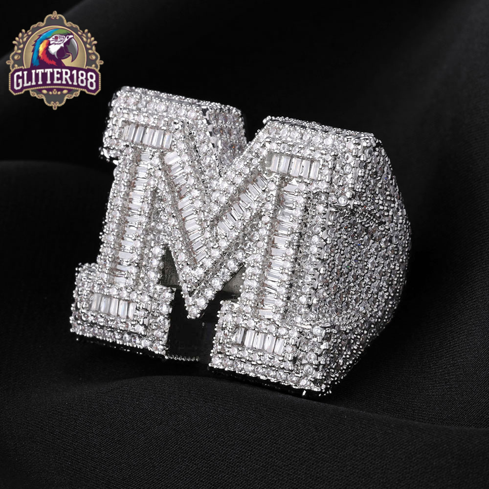 2026 Bijoux en diamant brillant personnalisés Lettre initiale Micro Pave Baguette vvs moissanite Plaqué or blanc Glacé 26 lettres Bague Hip Hop