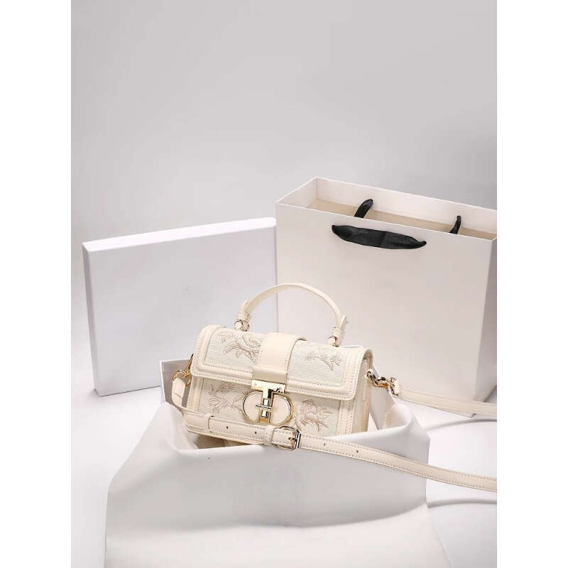 Boîte de bloc de couleur de broderie faite à la main de style national pour les femmes nouveau sac à main à bandoulière unique haut de gamme sac
