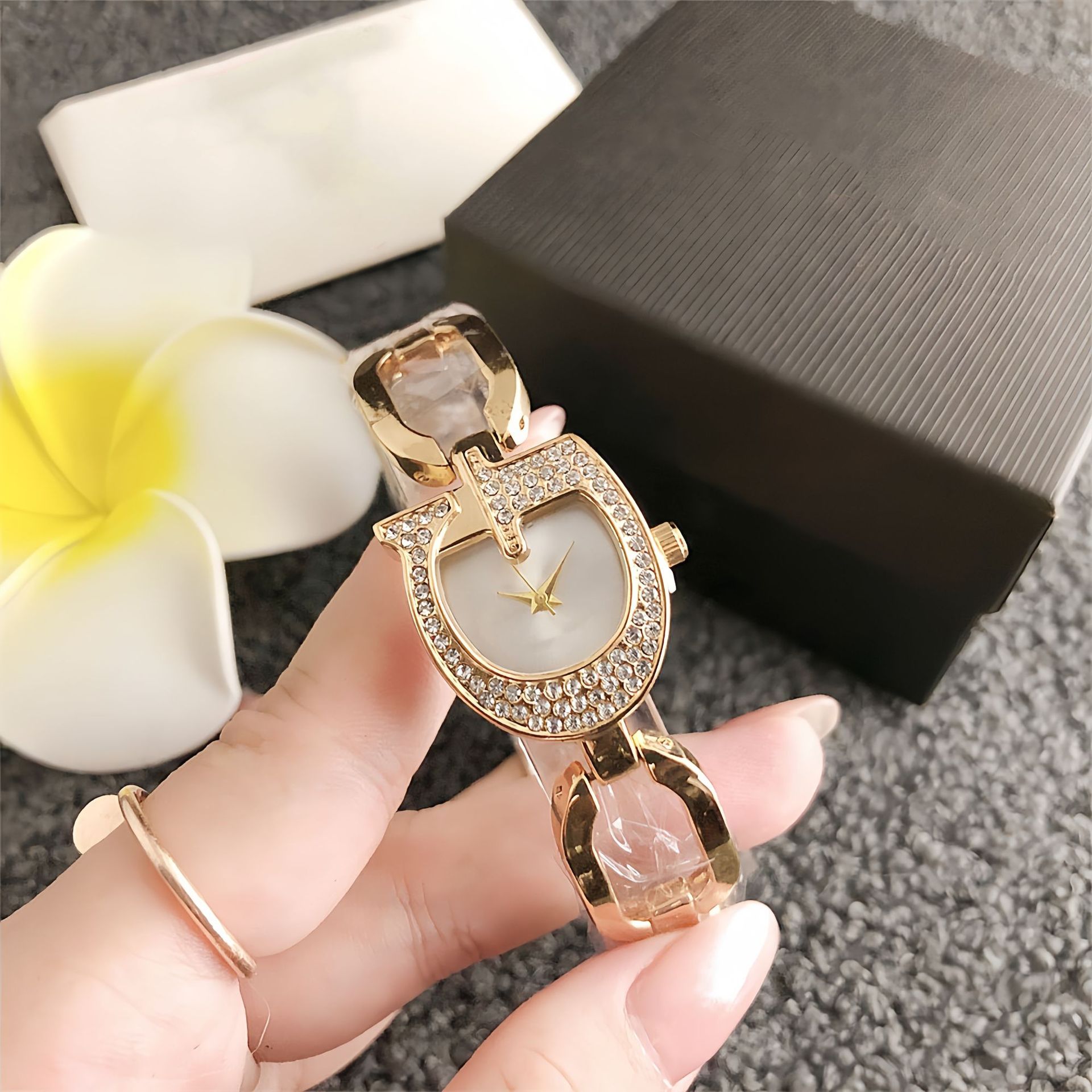 Women New Designer Watch Small Dial Mesh Belt Simple And Luxury Retro Party And Dinner Accessories