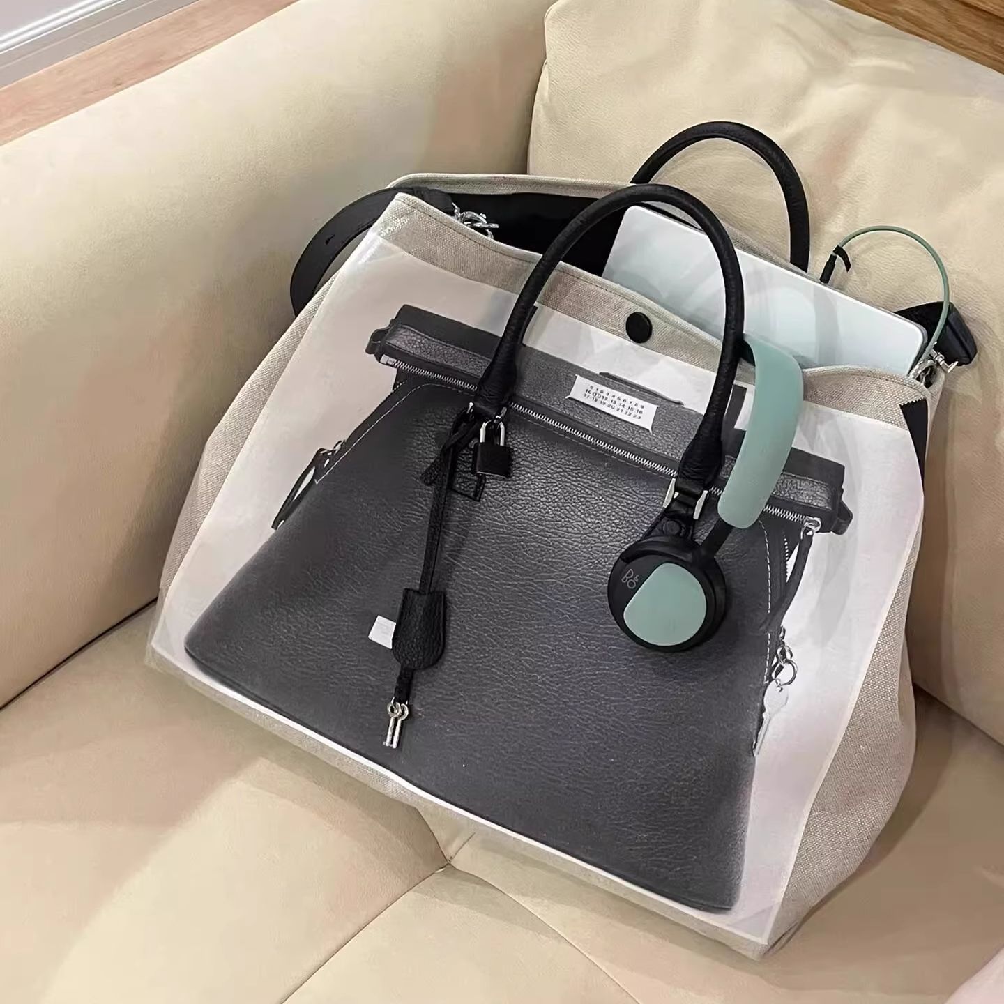 High-end Feeling Niche Design New Commuting Fashion Large Capacity Canvas Cowhide Printed Bag for Men's and Women's Daily Light Luxury Hig