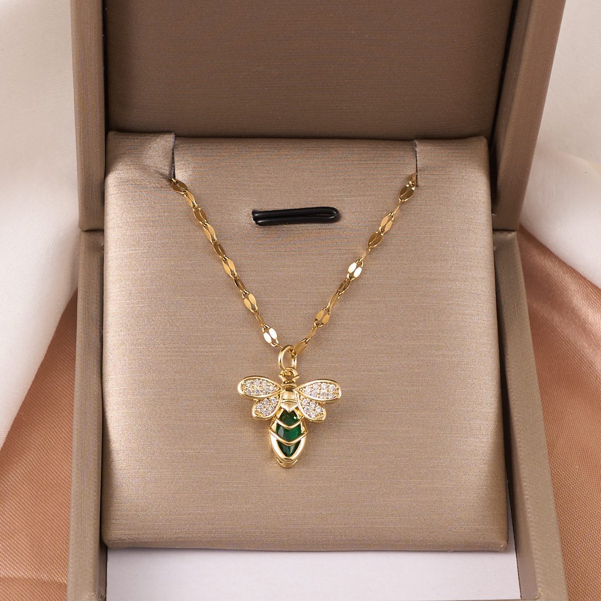 Pendant Necklaces Luxury Brand Designer Jewelry 2025 Autumn New Steel Necklace Cute Diamond-Studded Little Bee Copper Gold-Plated Pendant Collarbone