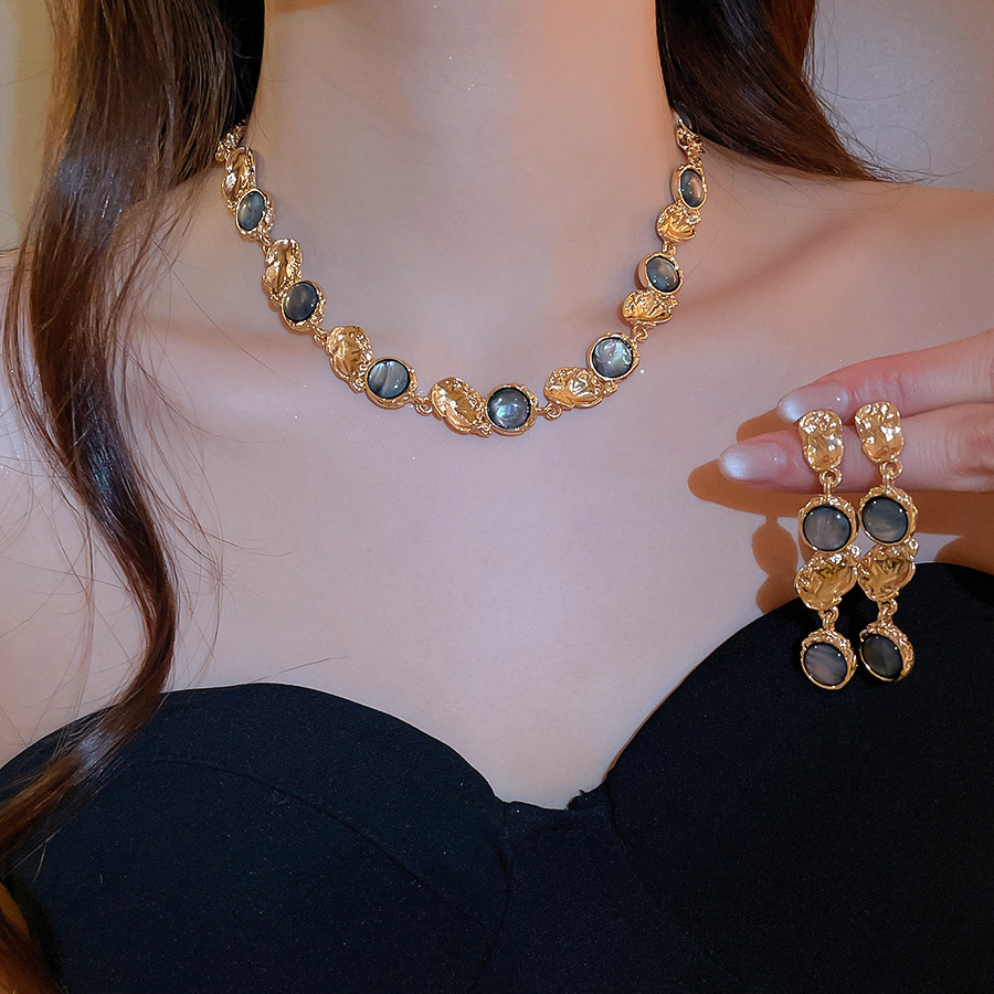 French vintage resin round earrings necklace, palace-style niche jewelry set, light luxury and high-end accessories-image-1094598550